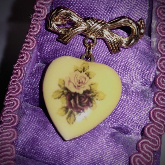 Classic Enamel Heart w/ Vintage Floral on Locket Dangling  Gold Bow Brooch - Picture 8 of 11